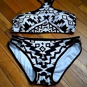 NWOT Black and white print halter bikini
